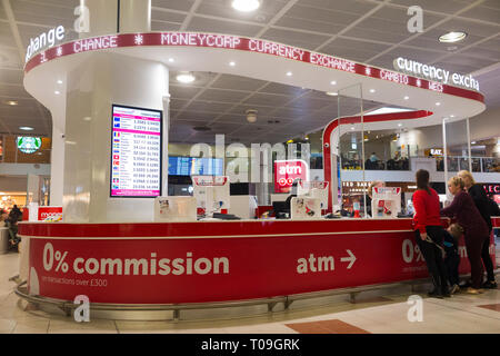 Bureau de change bureau fonctionnait par Moneycorp ; North Terminal, Gatwick airport. Londres. UK. (104) Banque D'Images