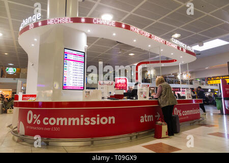 Bureau de change bureau fonctionnait par Moneycorp ; North Terminal, Gatwick airport. Londres. UK. (104) Banque D'Images