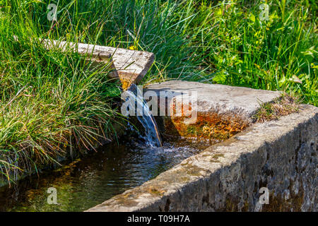 Auges en pierre avec de l'eau claire d'un puits Banque D'Images