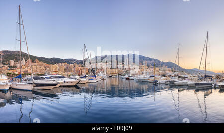 Yachts amarrés à Monaco Banque D'Images