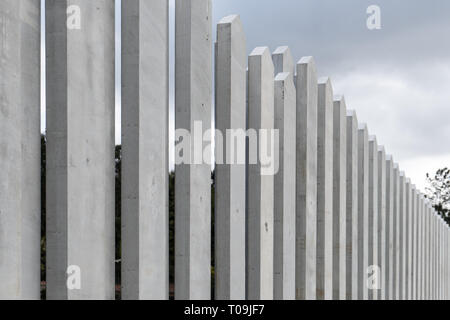 Clôture moderne faite de béton des planches sur l'extérieur. Espagne Banque D'Images