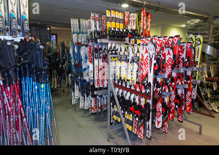 Matériel de ski et accessoires / skis pour l'embauche / bâton de ski / location de poteaux dans la station alpine de France. (104) Banque D'Images