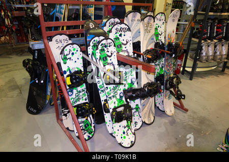 Matériel de ski et accessoires / skis pour l'embauche / location dans la station de montagne de France. (104) Banque D'Images