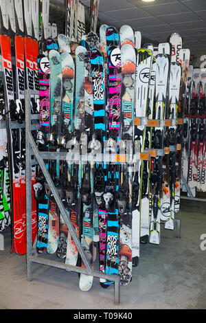 Matériel de ski et accessoires / skis pour l'embauche / location dans la station de montagne de France. (104) Banque D'Images