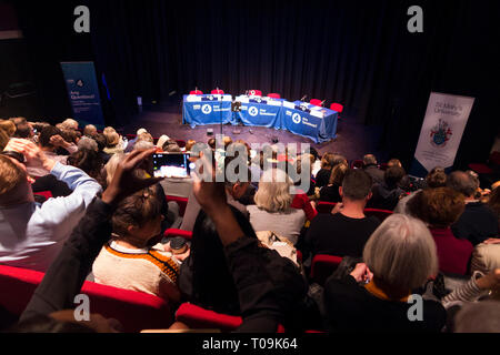 Le décor est planté pour un enregistrement de la BBC Radio 4 le programme des questions avec quatre membres du groupe et un public public, organisé par Jonathan Dimbleby. Royaume-uni (104) Banque D'Images