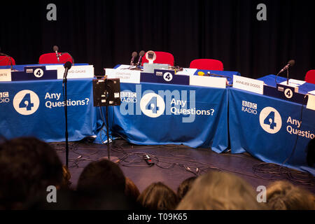 Le décor est planté pour un enregistrement de la BBC Radio 4 le programme des questions avec quatre membres du groupe et un public public, organisé par Jonathan Dimbleby. Royaume-uni (104) Banque D'Images