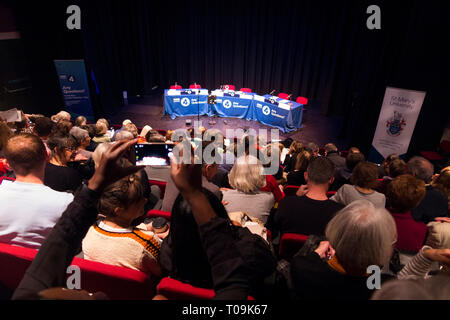 Le décor est planté pour un enregistrement de la BBC Radio 4 le programme des questions avec quatre membres du groupe et un public public, organisé par Jonathan Dimbleby. Royaume-uni (104) Banque D'Images