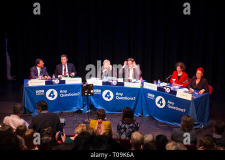 Le décor est planté pour un enregistrement de la BBC Radio 4 le programme des questions avec quatre membres du groupe et un public public, organisé par Jonathan Dimbleby. Royaume-uni (104) Banque D'Images