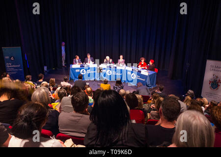 Le décor est planté pour un enregistrement de la BBC Radio 4 le programme des questions avec quatre membres du groupe et un public public, organisé par Jonathan Dimbleby. Royaume-uni (104) Banque D'Images