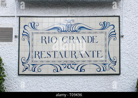 Riverside restaurant Rio Grande sur le côté Triana du Guadalquivir à Séville, Espagne Banque D'Images