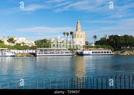 Torre del Oro musée naval sur la rive de la rivière Guadalquivir à Séville, Espagne Banque D'Images