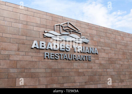 Abades Triana Triana riverside restaurant sur le côté de la rivière Guadalquivir à Séville, Espagne Banque D'Images