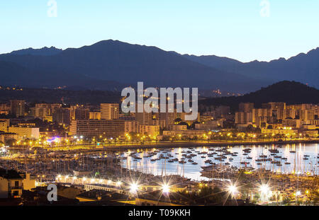 Les maisons de ville d'Ajaccio et son port de plaisance dans la nuit , la France, la Corse. Banque D'Images