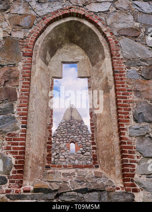 Fenêtre d'une vieille église sans toit ruines sur une belle journée ensoleillée au milieu de l'été en Finlande. Banque D'Images