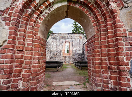 La porte d'une vieille église sans toit ruines sur une belle journée ensoleillée au milieu de l'été dans Finla Banque D'Images