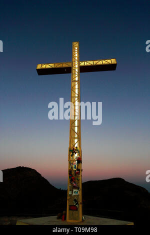 La Croix du souvenir au-dessus de la plage Playa de Levante, Benidorm, Costa Blanca resort, province de Valence, en Espagne, en Europe. Banque D'Images