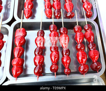 De nombreuses fraises rouges caramélisés dans le bac en acier à vendre Banque D'Images