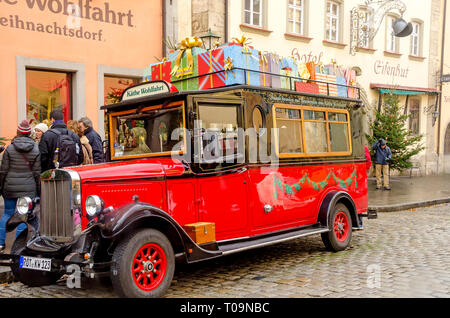 Käthe Wohlfahrt bus en face du magasin de Noël à Rothenburg ob der Tauber, Allemagne Banque D'Images