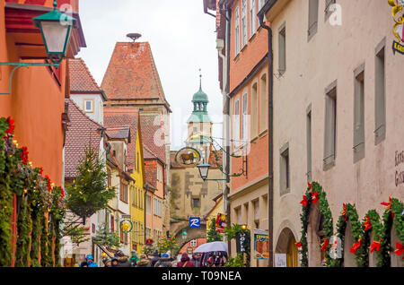 Rothenburg ob der Tauber, Allemagne Plönlein ou petite place décorée pour Noël avec des guirlandes, red bows et arbres décorés, Allemagne Banque D'Images