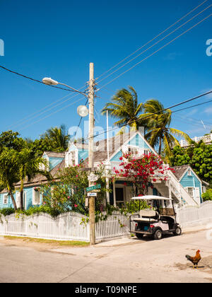 Voiture de golf stationnée sur la rue typique de Dunmore Town, Harbour Island, Eleuthera, Bahamas, Caraïbes. Banque D'Images