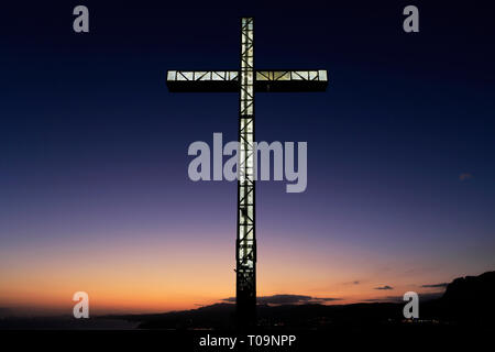 La Croix du souvenir au-dessus de la plage Playa de Levante, Benidorm, Costa Blanca resort, province de Valence, en Espagne, en Europe. Banque D'Images