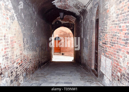 Porche .Le passage dans la cour intérieure d'une maison ancienne dans le quartier historique de la ville Banque D'Images