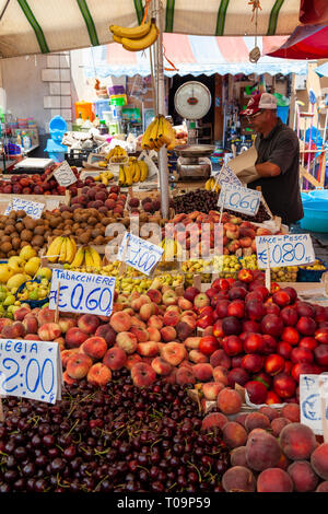 Marché de fruits et légumes colorés à Catane, Sicile, Italie Banque D'Images