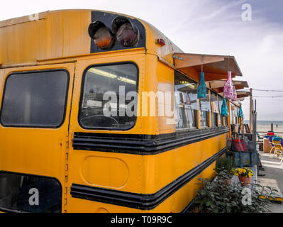 Old american schoolbus transformé en bar de plage Banque D'Images