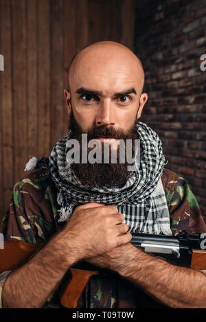 Terroristes cruels en uniforme avec des Kalachnikov, homme d'armes de moudjahidines. Le terrorisme et la terreur, soldat en camouflage kaki Banque D'Images