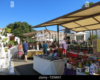 Le mercredi matin marché à Marina Rubicon est une destination populaire pour les touristes d'acheter de l'art et de l'artisanat de stands locaux et profiter de l'hiver soleil Banque D'Images