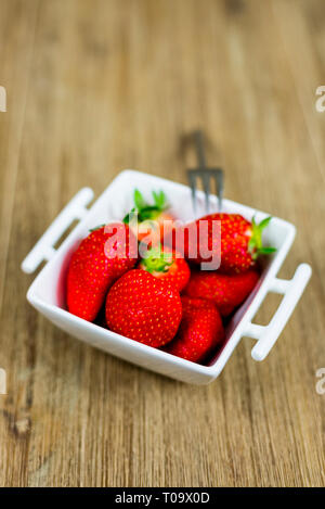 Bol de strawberrys frais. faible profondeur de champ Banque D'Images