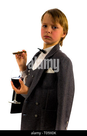 Garçon en smoking, avec verre de vin rouge et d'un cigare, high key image Banque D'Images