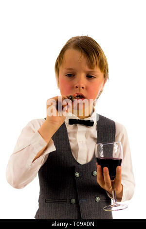 Garçon en smoking, avec verre de vin rouge et d'un cigare Banque D'Images
