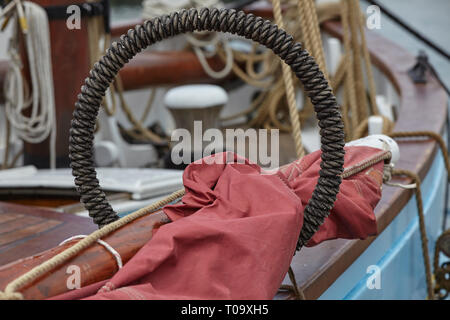 Détail de gréement courant sur un chalutier à voile traditionnel restauré, bloqués dans le port de Brixham, Devon, Grande Bretagne. Banque D'Images