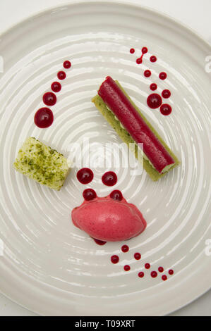 Pistaches gâteau chaud sorbet cerise Morello, pistache et gazeuses. Banque D'Images