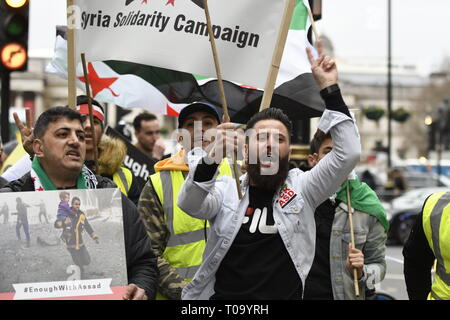 London, Greater London, UK. Mar 16, 2019. Les protestataires sont vus criant des slogans au cours de la 8e anniversaire de la révolution syrienne protester.syriens ont marché de Paddington Green à Whitehall à la demande pour une solution pacifique de la guerre en Syrie et rétablir la démocratie, ils ont également exigé la fin des déplacements forcés, des crimes de guerre et l'occupation étrangère dans le pays. Credit : Andres Pantoja SOPA/Images/ZUMA/Alamy Fil Live News Banque D'Images