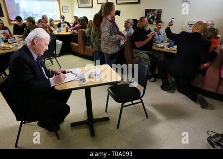 Davenport, Iowa, États-Unis. 18 Mar, 2019. Chris Matthews de l'hôte d'une heure nocturne MSNBC talk show dur va sur ses notes comme le sénateur américain Cory Booker, du New Jersey (D) n'autoportraits avec des habitants du Tommy's Cafe à Davenport, Iowa Lundi, 18 mars 2019. Crédit : Kevin E. Schmidt, Qctim@Kschmidt Quad-City Times/ZUMA/wire/Alamy Live News Banque D'Images