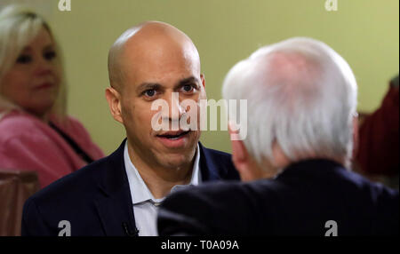 Davenport, Iowa, États-Unis. 18 Mar, 2019. Le sénateur américain Cory Booker, du New Jersey (D) parle avec Chris Matthews hôte de MSNBC's show je zappe du Tommy's Cafe à Davenport, Iowa Lundi, 18 mars 2019. Crédit : Kevin E. Schmidt, Qctim@Kschmidt Quad-City Times/ZUMA/wire/Alamy Live News Banque D'Images