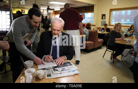 Davenport, Iowa, États-Unis. 18 Mar, 2019. Personnel se donne plus de notes avec Chris Matthews de l'hôte d'une heure nocturne MSNBC talk show dur avant qu'un enregistrement de l'émission avec le sénateur américain Cory Booker, du New Jersey (D) du Tommy's Cafe à Davenport, Iowa Lundi, 18 mars 2019. Crédit : Kevin E. Schmidt, Qctim@Kschmidt Quad-City Times/ZUMA/wire/Alamy Live News Banque D'Images