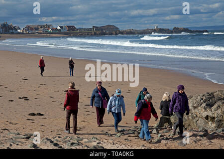 North Berwick, East Lothian, Écosse, 18 mars 2019. Météo France, le soleil brillait sur North Berwick, avec du ciel bleu et des nuages légers, mesdames sortir pour une promenade le long de la plage de sable. Banque D'Images