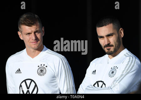 Wolfsburg, Allemagne. 18 Mar, 2019. Toni Kroos (Allemagne) et Ilkay Guendogan (Allemagne). GES/football/Équipe nationale : DFB-Teambus, 18.03.2019 Football/soccer : Équipe nationale de football allemande, nouveau Teambus, Wolfsburg, le 18 mars 2019 dans le monde de l'utilisation | Credit : dpa/Alamy Live News Banque D'Images