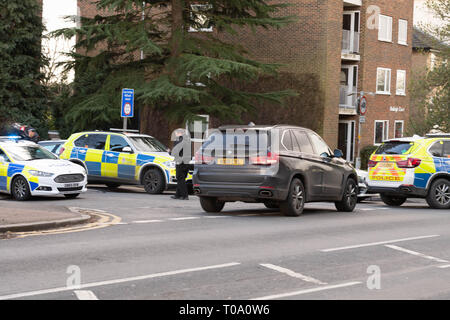 Brentwood, Essex, Royaume-Uni. 18 Mar 2019. Des policiers armés d'un grand incident a eu lieu dans la région de Brentwood Essex. Environ six à huit véhicules de police banalisés et marquée par des chiffres de la police armée ont été impliqués dans l'incident. Il semble que deux ou trois hommes ont été arrêtés à la suite de l'activité Il n'est pas clair si l'incident a été Crédit liés au terrorisme : Ian Davidson/Alamy Live News Banque D'Images