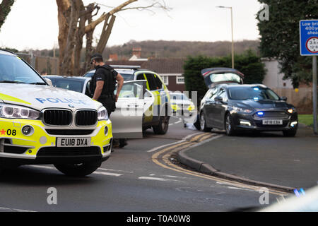 Brentwood, Essex, Royaume-Uni. 18 Mar 2019. Des policiers armés d'un grand incident a eu lieu dans la région de Brentwood Essex. Environ six à huit véhicules de police banalisés et marquée par des chiffres de la police armée ont été impliqués dans l'incident. Il semble que deux ou trois hommes ont été arrêtés à la suite de l'activité Il n'est pas clair si l'incident a été Crédit liés au terrorisme : Ian Davidson/Alamy Live News Banque D'Images