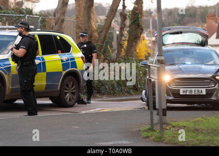 Brentwood, Essex, Royaume-Uni. 18 Mar 2019. Des policiers armés d'un grand incident a eu lieu dans la région de Brentwood Essex. Environ six à huit véhicules de police banalisés et marquée par des chiffres de la police armée ont été impliqués dans l'incident. Il semble que deux ou trois hommes ont été arrêtés à la suite de l'activité Il n'est pas clair si l'incident a été Crédit liés au terrorisme : Ian Davidson/Alamy Live News Banque D'Images