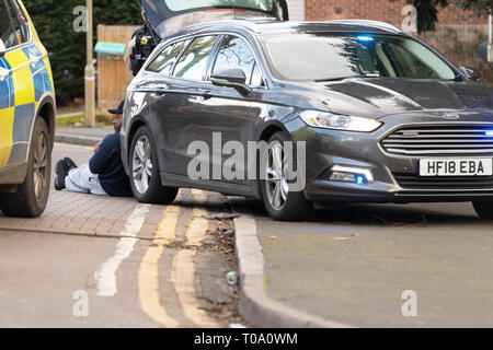 Brentwood, Essex, Royaume-Uni. 18 Mar 2019. Des policiers armés d'un grand incident a eu lieu dans la région de Brentwood Essex. Environ six à huit véhicules de police banalisés et marquée par des chiffres de la police armée ont été impliqués dans l'incident. Il semble que deux ou trois hommes ont été arrêtés à la suite de l'activité Il n'est pas clair si l'incident a été Crédit liés au terrorisme : Ian Davidson/Alamy Live News Banque D'Images