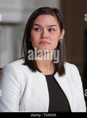 Washington, USA. 18 Mar 2019. Michelle Giuda, Sous-secrétaire d'État, à l'écoute en tant que première dame Melania Trump organise une réunion du Groupe de travail interagences sur les programmes destinés aux jeunes dans la salle à manger d'état de la Maison Blanche à Washington, DC Le Lundi, Mars 18, 2019. Le groupe a été établi en vertu de l'ancien Président des États-Unis George W. Bush et fait partie d'un effort d'aligner la première femme de 'être meilleur" avec le groupe de travail. Credit : Ron Sachs/CNP | conditions dans le monde entier : dpa Crédit photo alliance/Alamy Live News Banque D'Images