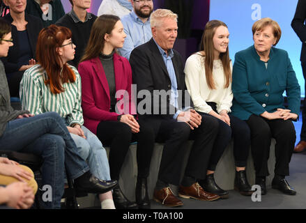 Berlin, Allemagne. 18 Mar, 2019. La chancelière Angela Merkel (CDU) r, s'assoit à côté de participants au début du dialogue civil. Les participants ont été sélectionnés par le Nordsee-Zeitung, avec la Chambre de Commerce et de Brême Bremerhaven l'Université de Sciences Appliquées. Credit : Carmen Jaspersen/dpa/Alamy Live News Banque D'Images