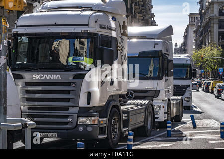 Barcelone, Espagne. 18 Mar 2019. Une longue file de camions est vu se déplaçant lentement au centre de Barcelone pendant la grève des camionneurs autonomes.du Port Autonome de Barcelone ont fait une marche lente avec leurs camions qui circulent au centre de Barcelone pour réclamer des améliorations salariales dans leurs contrats avec le port de Barcelone ainsi que la rationalisation des opérations de chargement et déchargement de camions. Credit : Paco Freire SOPA/Images/ZUMA/Alamy Fil Live News Banque D'Images