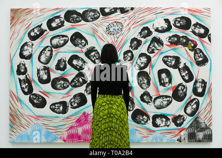 14 mars 2019 - Londres, Royaume-Uni, Royaume-Uni - Une femme a vu l'affichage Tillman Kaiser's artwork intitulé ''City de la semaine coeur'' à la Saatchi Gallery lors de l'exposition. .Kaléidoscope à la Saatchi Gallery présente est une exposition présentant le travail de 9 artistes contemporains internationaux travaillant dans une variété de médiums qui vise à être une exploration rapide de notre relation avec notre environnement, demande à tout le monde de revoir la façon dont nous engager avec notre environnement. Kaléidoscope soit jusqu'au 5 mai 2019. (Crédit Image : © Dinendra Haria/SOPA des images à l'aide de Zuma sur le fil) Banque D'Images