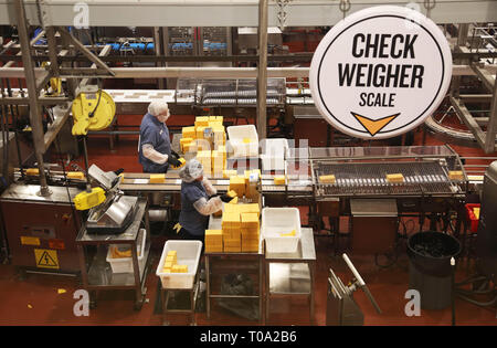 Salem, Oregon, USA. 29Th sep 2018. Les visiteurs de l'Tillamook cheese factory capable de contrôler chaque étape de leur processus de fabrication de fromage en action dans l'affichage de la galerie. Ici vous pouvez regarder vers le bas sur le sol de l'usine comme notre lait frais à la ferme se transforme en blocs énormes de l'avenir du fromage. Credit : Katrina Kochneva/ZUMA/Alamy Fil Live News Banque D'Images